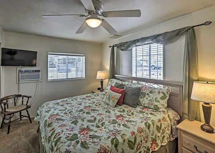 Restful Riverfront Retreat W/ Private Dock + Patio Ferienhaus Bullhead City