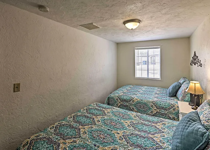 Dom wakacyjny Restful Riverfront Retreat W/ Private Dock + Patio Bullhead City