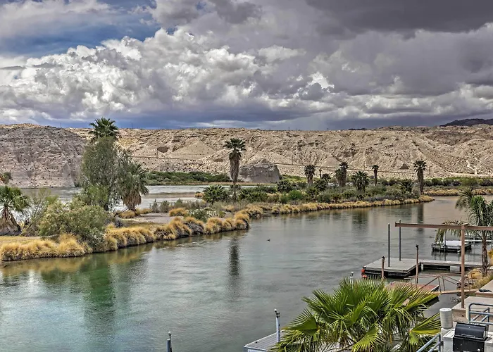 Dom wakacyjny Restful Riverfront Retreat W/ Private Dock + Patio Bullhead City